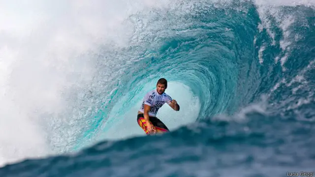 "Simplemente vas con un par de aletas delgadas, la cámara en tu mano y nadas hacia la ola. Vas al lado del surfista y cada cosa que haga tú la haces. La diferencia es que en lugar de tener una tabla tienes tu cámara y mueves los pies".