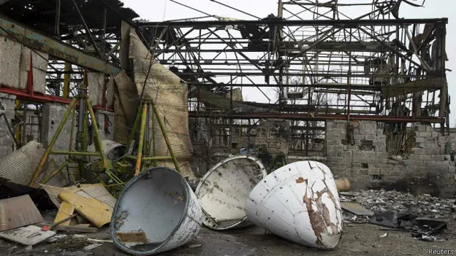 Руины здания аэропорта в Донецке