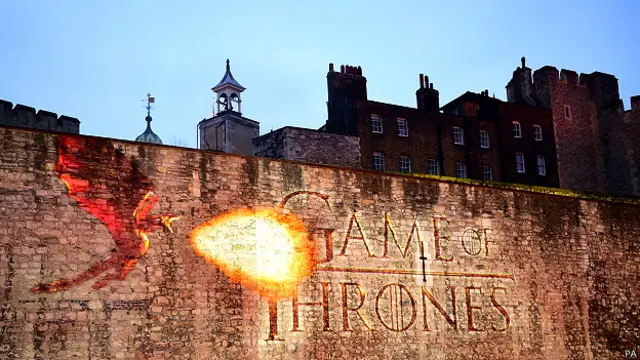 Проекция логотипа сериала "Игра престолов"