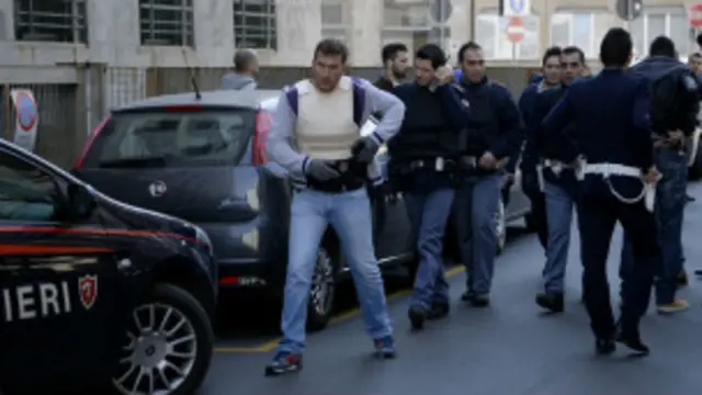 पुलिस ने अदालत परिसर में हमलावर की तलाश की, लेकिन वह फ़रार होने में कामयाब रहा था.