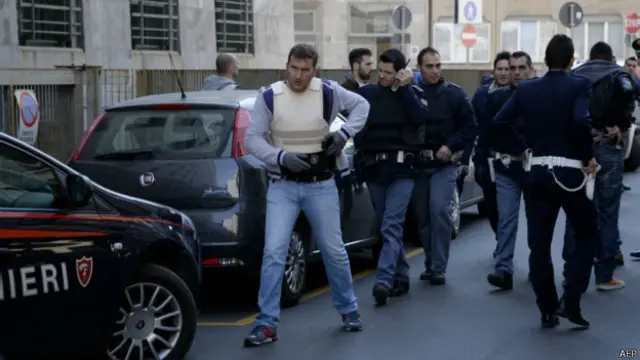 Полицейский у Дворца юстиции