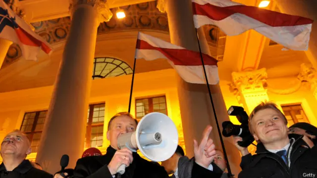 Политик Николай Статкевич с соратниками