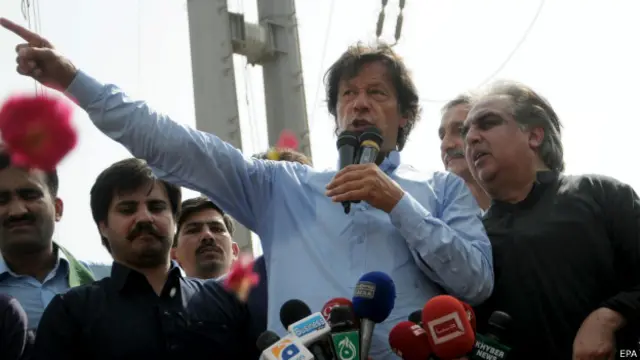 सियासी पंडित मान रहे हैं कि तलाक़ की घोषणा से स्थानीय निकाय चुनावों में इमरान की पार्टी को नुक़सान हो सकता है