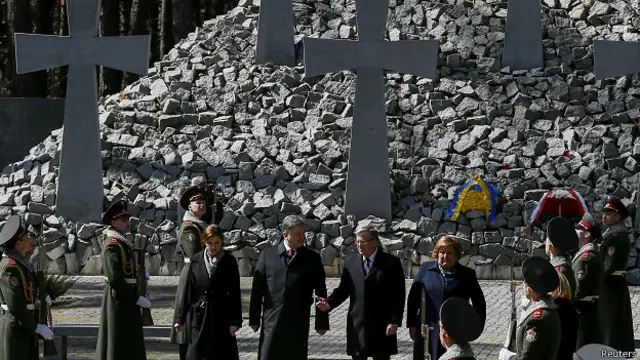 Петр Порошенко и президент Польши Бронислав Коморовский в историко-мемориальном заповеднике "Быковнянские могилы"