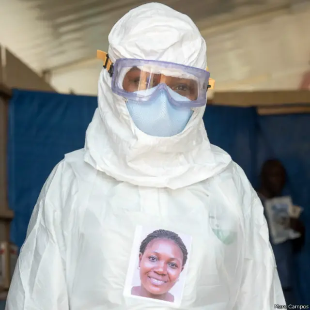 "Intuitivamente se ponían la foto en la zona del corazón. Era como yo lo había previsto. Lo hicieron sin que siquiera les enseñara los materiales que había preparado. Como que sabían que eso tenía sentido".