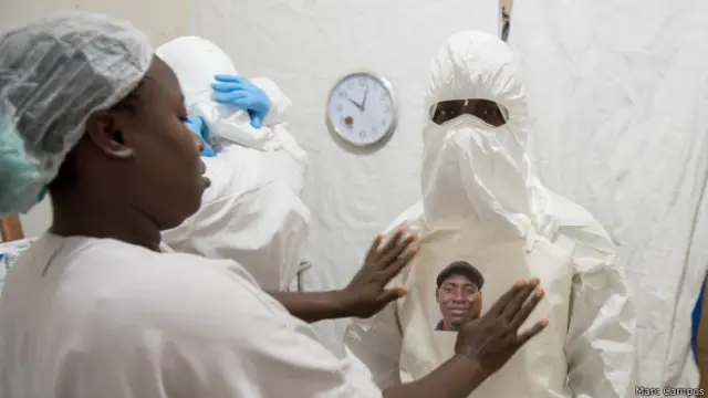 "Fotografié a los trabajadores de salud, les decía que si miraba a la lente se verían como si estuvieran mirando al paciente y que intentasen poner la expresión que querrían que viera el paciente si no estuvieran bajo ese temible traje protector: la mayoría sonreía", dice Hefferman.