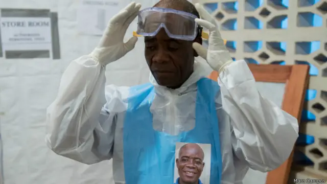 "Una sí que se lo puso en la frente. Pensé que era original. Me resultó original porque cuando estaba ensayando la idea, lo probé, pero al final decidí que por la zona del corazón sería lo más fácil para que lo vieran los pacientes, sobre todo los que estaban recostados".