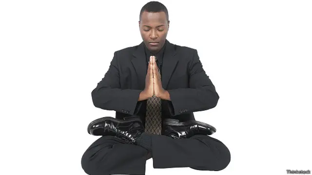 Бизнесмен в позе медитации