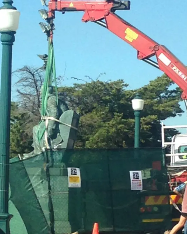 Sur cette photo, la grue était déjà en place jeudi matin pour soulever la statue de Cecil Rhodes