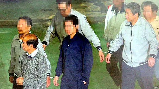 共諜案涉中國大陸情報分子鎮小江（前右）和台灣退役陸軍少將許乃權（前左）。（資料圖片）