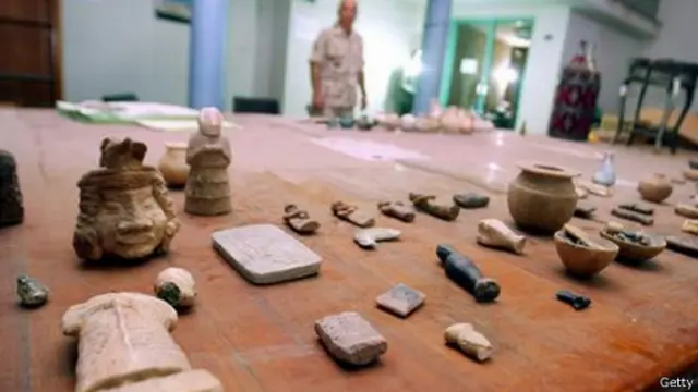 القطع الأثرية الصغيرة التي يمكن حملها بسهولة قد تباع بأسعار كبيرة في السوق السوداء