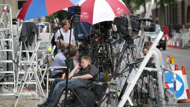 Спящий журналист у больницы Сент-Мэри в ожидании рождения королевского младенца