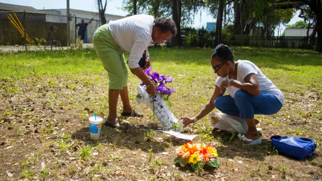 دخترعموی والتر اسکات، در محل کشته شدن او گل می گذارد