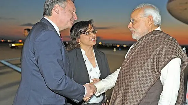 نریندر مودی جب فرانس پہنچے تو وہاں کے وزیر سپورٹس تھیئری بریلارڈ نے ایئرپورٹ پر ان کا استقبال کیا تھا