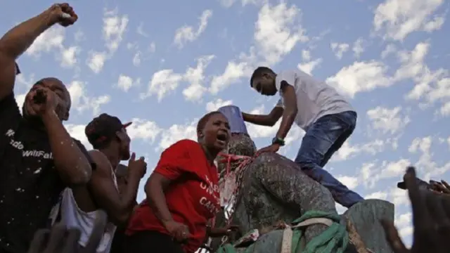 مجمسے کو ہٹائے جانے پر طالب علموں نے خوشی سے نعرے لگائے