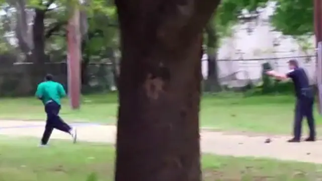 Petugas polisi itu melepaskan delapan tembakan dari belakang