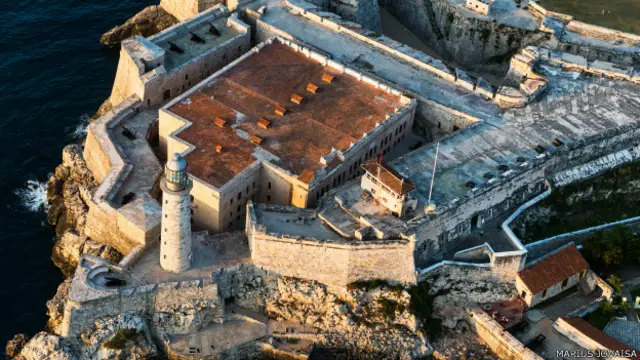 Consiguió convencer a las autoridades gracias a su persistencia, explica. "Visité la isla varias veces en estancias de un par de semanas, promoví mi idea, organicé actividades como una exhibición de mis fotos en La Habana Vieja...", relata. Esta es una foto del Castillo del Morro, construido por los españoles en 1589 a la entrada de La Habana para contener los ataques piratas.
