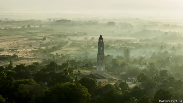 La mayoría de sus fotografías las tomó al amanecer o al atardecer. "Quería conseguir un efecto especial", dice. Y lo consiguió en esta foto del Valle de los Ingenios, en la zona central de la isla. Este valle fue uno de los centros de producción de azúcar más importantes en los siglos XVIII y XIX.