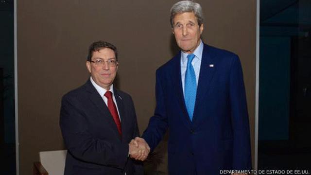 El Departamento de Estado de EE.UU. publicó en su cuenta de Twitter una fotografía de los dos cancilleres con cara seria mientras se dan la mano.