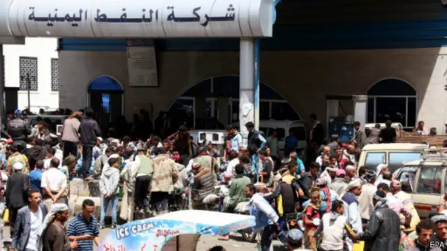 صف مقابل محل توزیع بنزین در صنعا - جنگ باعث کمبود جدی اقلام ضروری شده است