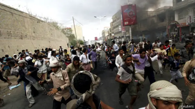 درگیری شبه نظامیان حوثی با تظاهرکنندگان طرفدار دولت در یمن
