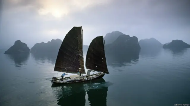 "Việt Nam: 25 năm chứng kiến một đất nước thay đổi" là triển lãm của nhiếp ảnh gia của National Geographic, Catherine Karnow, giới thiệu các tác phẩm bà chụp trong thời gian dài làm việc tại Việt Nam. Vịnh Hạ Long với 2.000 hòn đảo là một di sản thiên nhiên UNESCO.