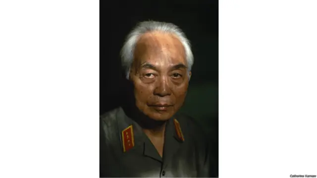 TƯỚNG GIÁP, “NGỌN NÚI LỬA PHỦ TUYẾT,” hình chụp năm 1990. Người Pháp gọi ông  là “ngọn núi lửa phủ tuyết” vì phong thái lạnh lùng và tinh thần quyết liệt của ông.