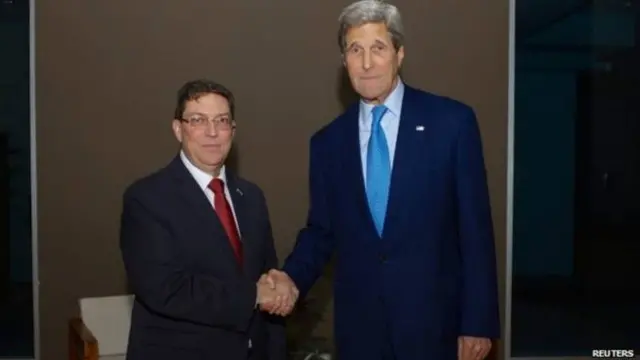 دیدار جان کری ( سمت راست) و برونو رودریگرز اولین دیدار بین مقامات ارشد آمریکا و کوبا در بیش از نیم قرن گذشته است