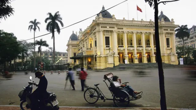 NHÀ HÁT LỚN HÀ NỘI, 1994 . Di sản của người Pháp và niềm tự hào của Việt Nam, Nhà Hát Lớn Hà Nội được hoàn thành vào năm 1911. Cũng chính nơi đó, vào năm 1945, lực lượng Việt Minh đã có một cuộc biểu tình lớn để biểu dương lực lượng vũ trang, sau đó đã dẫn tới cuộc cách mạng chống lại chính quyền Pháp trên khắp đất nước.