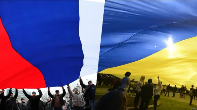 Эти цвета разделили Украину: небо в Донецке застелил российский триколор как символ приверженности региона России, а во Львове подняли сине-желтый флаг в знак преданности Украине.