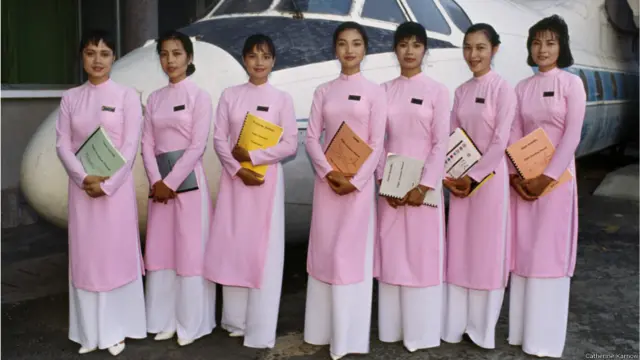VIETNAM AIRLINES, TRƯỜNG ĐÀO TẠO TIẾP VIÊN HÀNG KHÔNG. Đầu thập niên 1990, hoà vào dòng chảy của kinh doanh du lịch và lữ hành, Việt Nam Airlines mở thêm những đường bay mới và một trường đào tạo tiếp viên hàng không. 