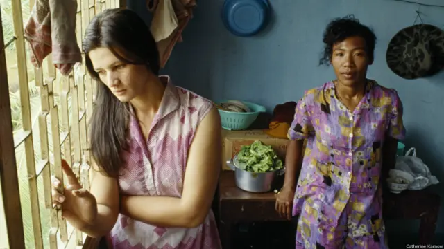 NHỮNG CÔ GÁI LAI MỸ, 1994. Xã hội dần phát triển, nhưng với một số người, tinh thần lại xuống dốc. Tại Trung tâm Di chuyển Con lai Mỹ ở TP Hồ Chí Minh, Nguyễn Thị Thu Bích Lan và Kiều Oanh đang chờ đợi với hy vọng đi Mỹ mong manh. 