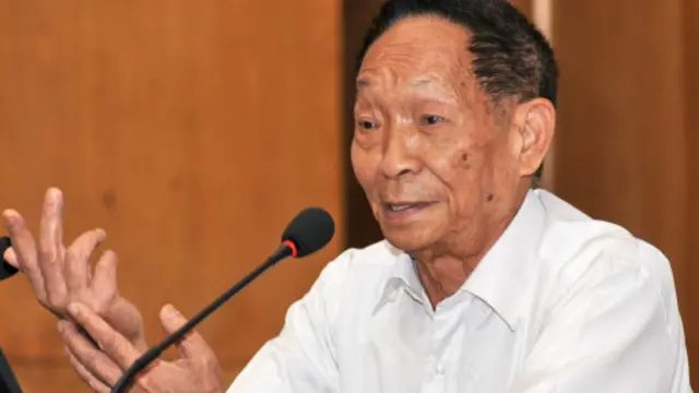 中國著名水稻專家袁隆平曾獲頒法蘭西共和國農業成就勛章