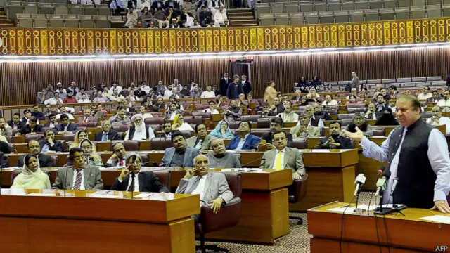 مبصرین کا کہنا تھا کہ یمن کے جنگ میں پاکستان کی جانب عسکری تعاون نہ کرنے پر سعودی حکام ناخوش ہیں