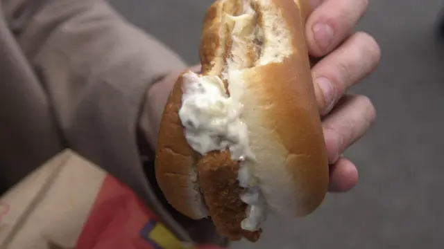 Persona comiendo hamburger