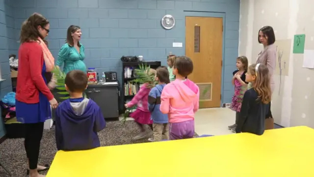 जेसी एगन इलिनॉय के इमागो डेई चर्च में बच्चों की संयोजक हैं. 