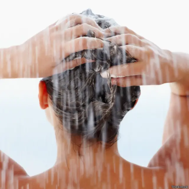 "El champú va al agua, que luego bebemos o usamos en cultivos", dice la nicaragüense Claudia Siu, quien decidió empezar con el método para reducir el impacto ambiental.