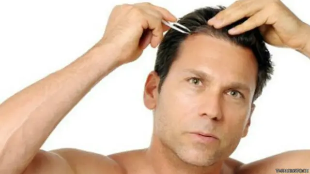 Мужчина, выщипывающий волосы