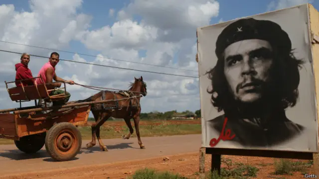  چی گویرا کی سوانح نگار لوشیا الویرز ڈی تولیدو کہتی ہیں کہ چی گویرا کو امریکہ سے نفرت تھی۔