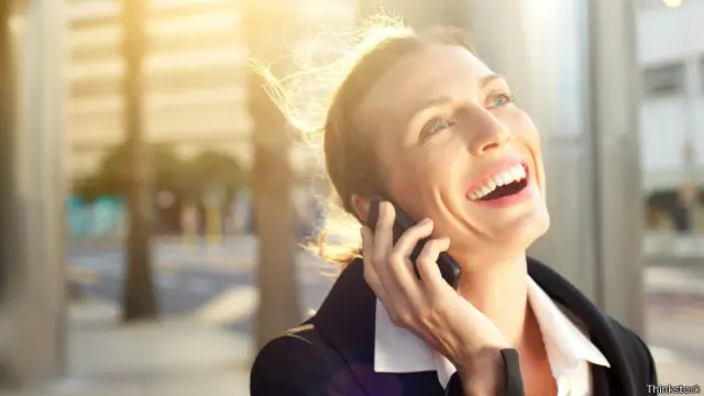 Mujer hablando por celular