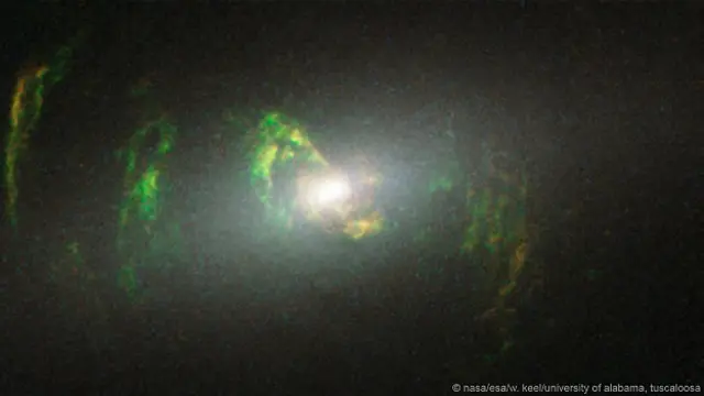 Газообразные волокнистые тела зеленоватого оттенка