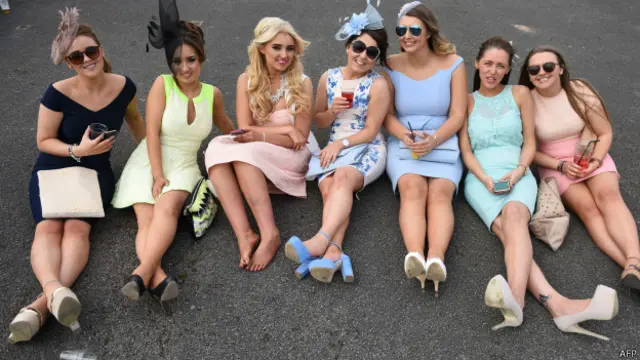 Женщины сидят вкругг