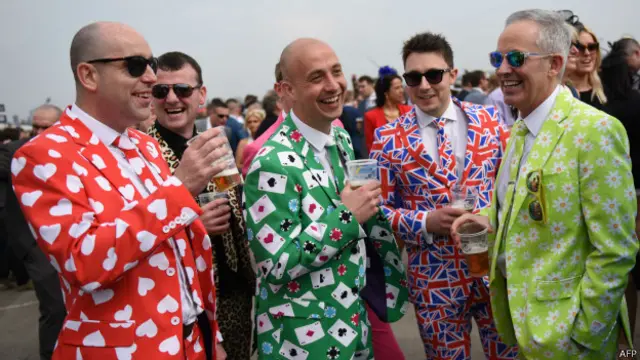 Мужчины в ярких костюмах