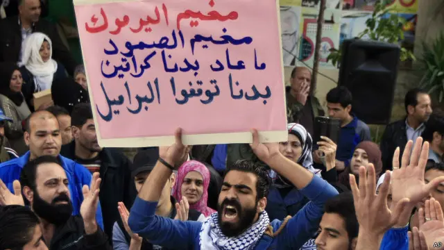 يوجد آلاف من الأشخاص، غالبيتهم من الفلسطينيين، محاصرين داخل مخيم اليرموك.