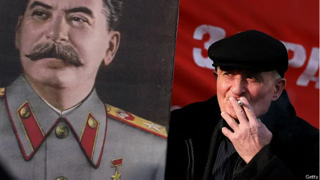 Сторонник компартии с портретом Сталина в Минске