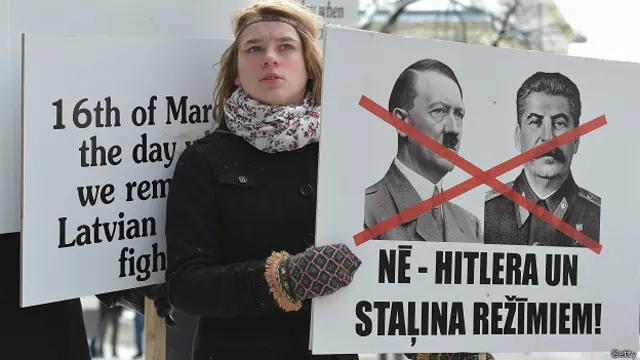 Плакат с изображением Гитлера и Сталина