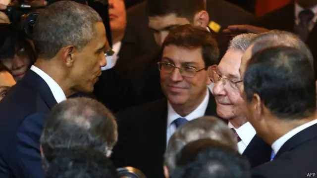 سربراہ کانفرنس سے قبل صدر اوباما اور کیوبا کے صدر راؤل کاسترو نے ایک دوسرے کا استقبال کیا