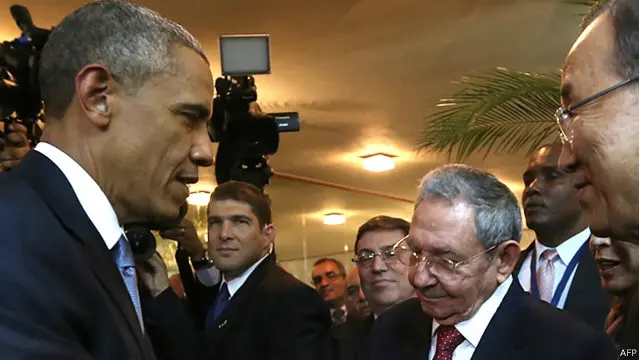 奥巴马与劳尔·卡斯特罗在人群中互相问候，联合国秘书长潘基文和古巴外长站在一旁。