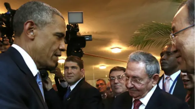 Presiden AS Barack Obama dan Pemimpin Kuba Raul Castro bertemu di sela-sela KTT OAS di Panama City.