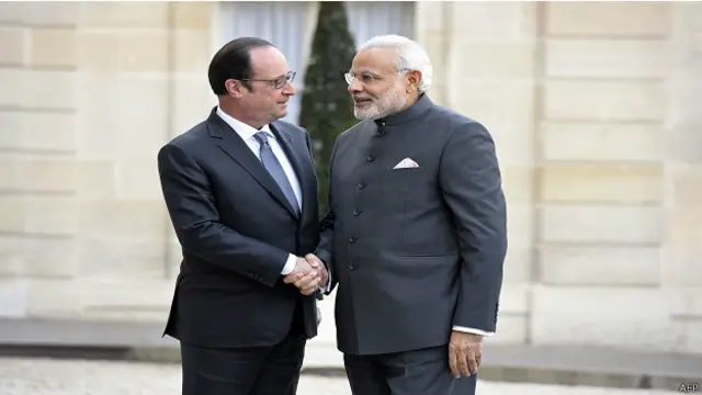 फ्रांस्वां ओलांद के साथ नरेंद्र मोदी